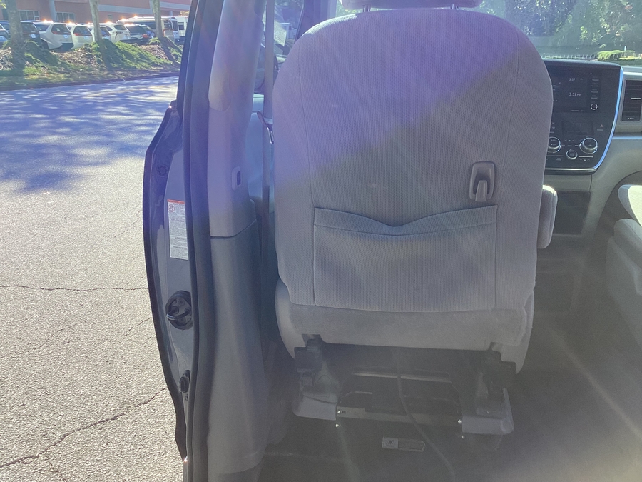  Toyota Sienna image number 10