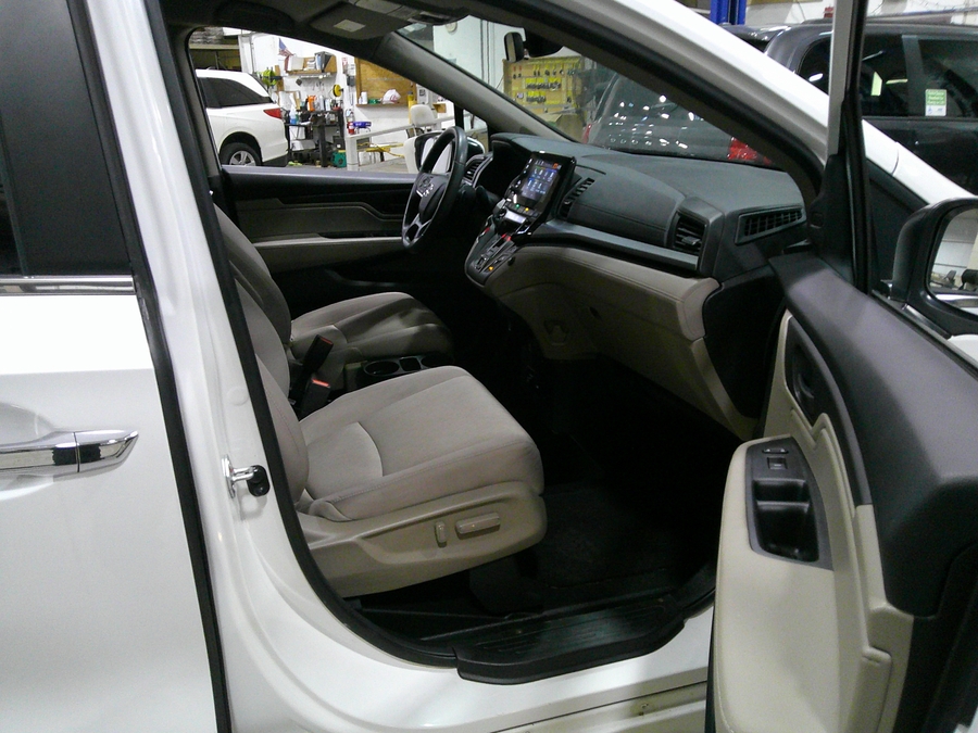 White Honda Odyssey image number 20