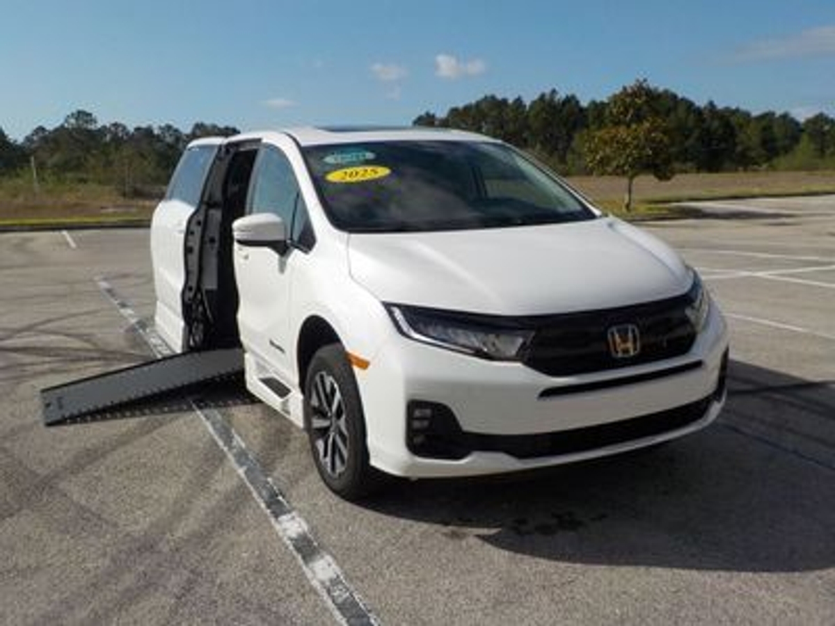 2025 TOYOTA SIENNA - Image 4