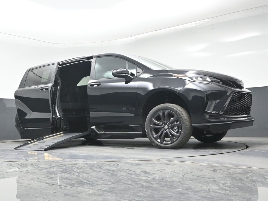 New 2026 Toyota Sienna Hybrid XSE Sport - BraunAbility Side Entry Fold Out Automatic Ramp