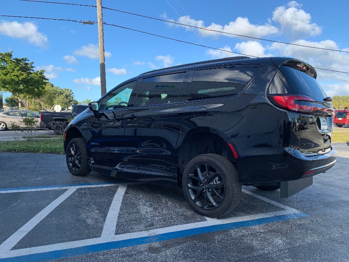 Black Chrysler Pacifica image number 5