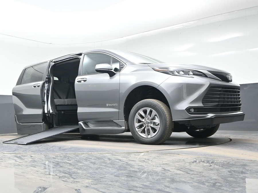 Grey Toyota Sienna image number 16