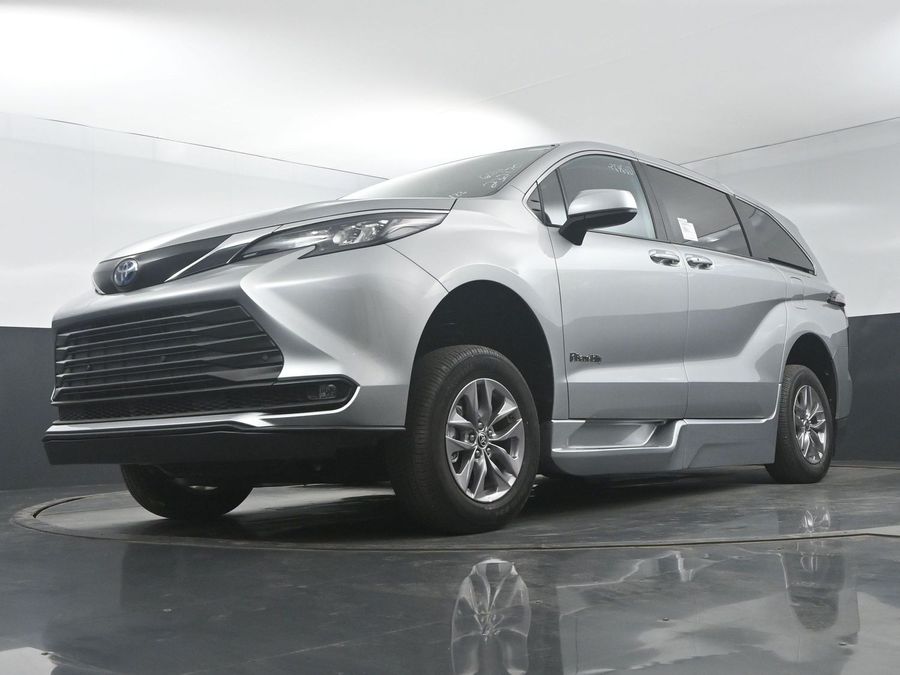 New 2025 Toyota Sienna Hybrid XLE Plus - BraunAbility Side Entry Entry In Floor Automatic Ramp