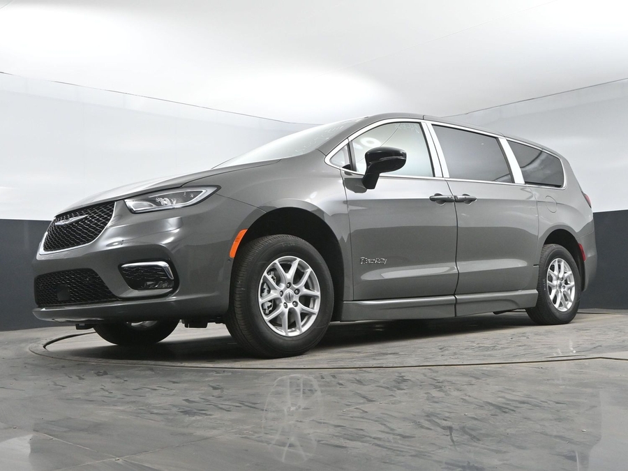 New 2025 Chrysler Pacifica Select Safety - BraunAbility Side Entry Entry Fold Out Automatic Ramp