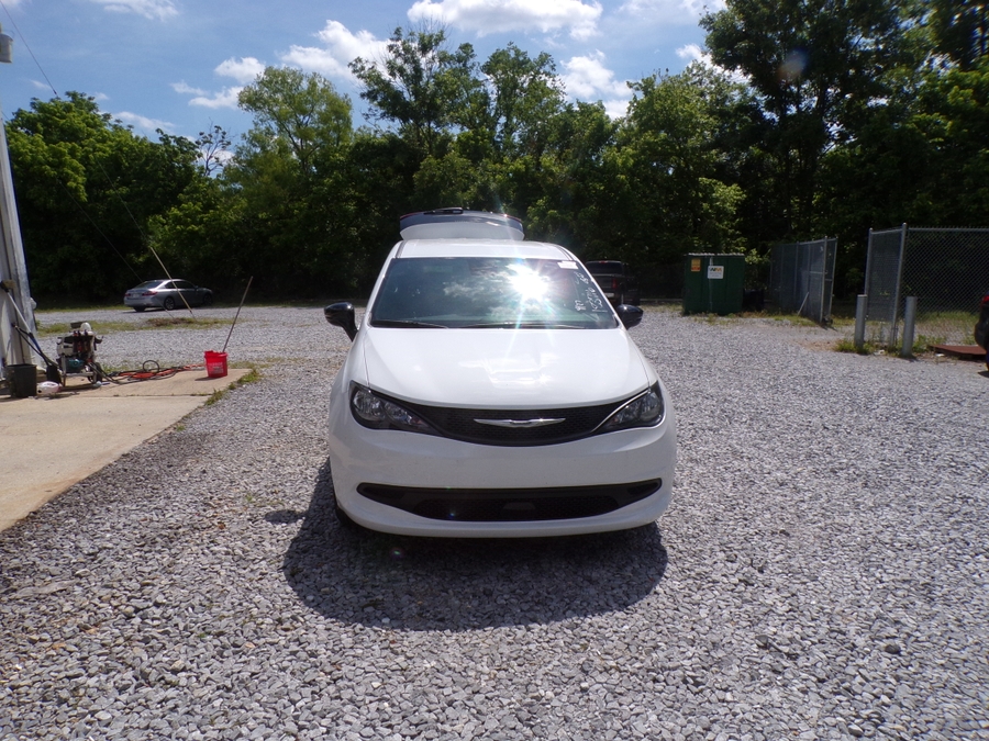 White Chrysler Voyager image number 3