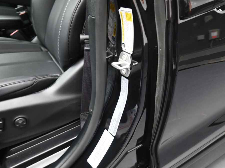 Black Chrysler Pacifica image number 13
