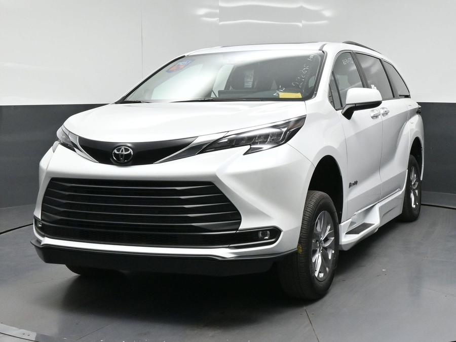 New 2026 Toyota Sienna Hybrid XLE Add - BraunAbility Side Entry In Floor Automatic Ramp