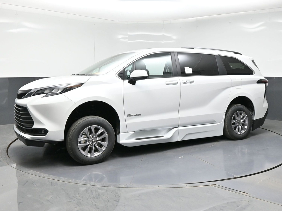New 2026 Toyota Sienna Hybrid XLE Base - BraunAbility Side Entry Entry In Floor Automatic Ramp