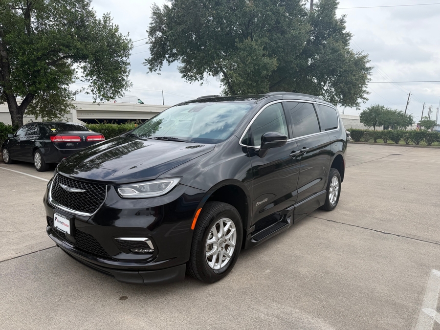 Used 2022 Chrysler Pacifica Touring L - BraunAbility Side Entry Entry In Floor Automatic Ramp