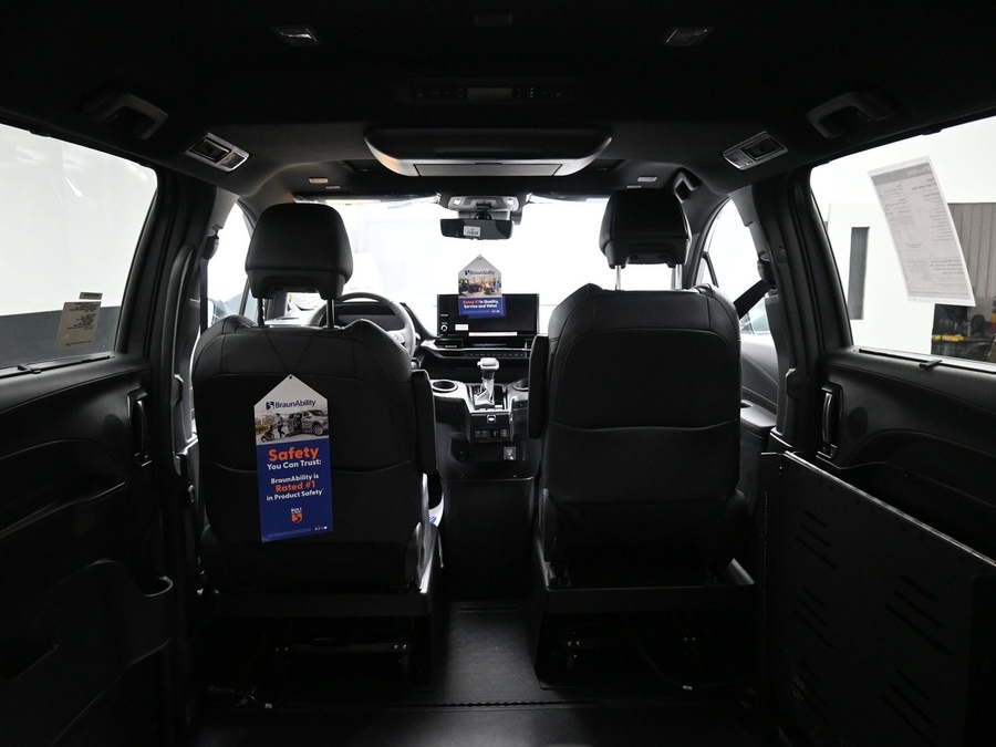 Grey Toyota Sienna image number 14