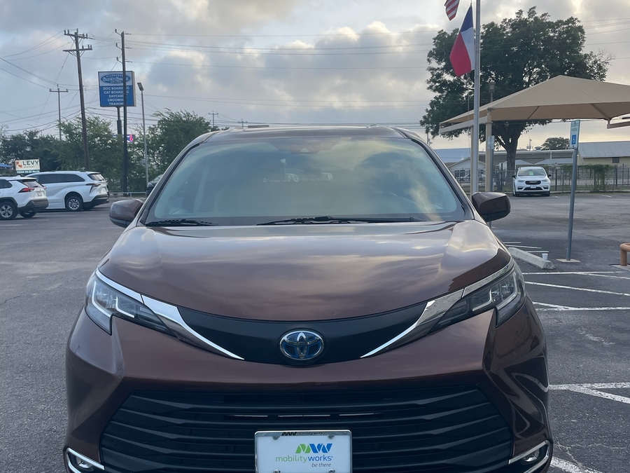  Toyota Sienna image number 4