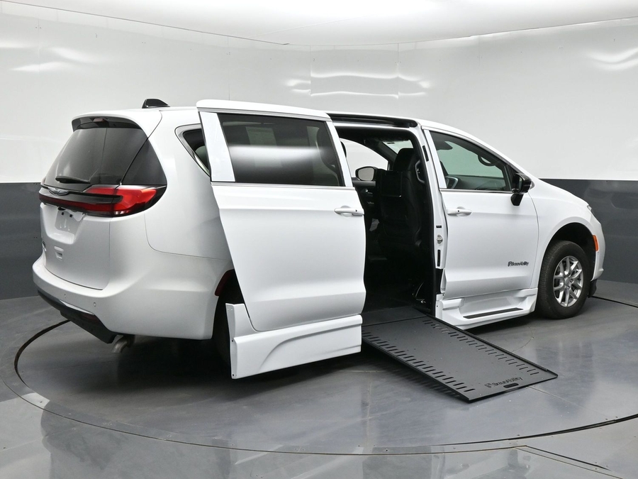 New 2026 Chrysler Pacifica Select Plus - BraunAbility Side Entry In Floor Automatic Ramp