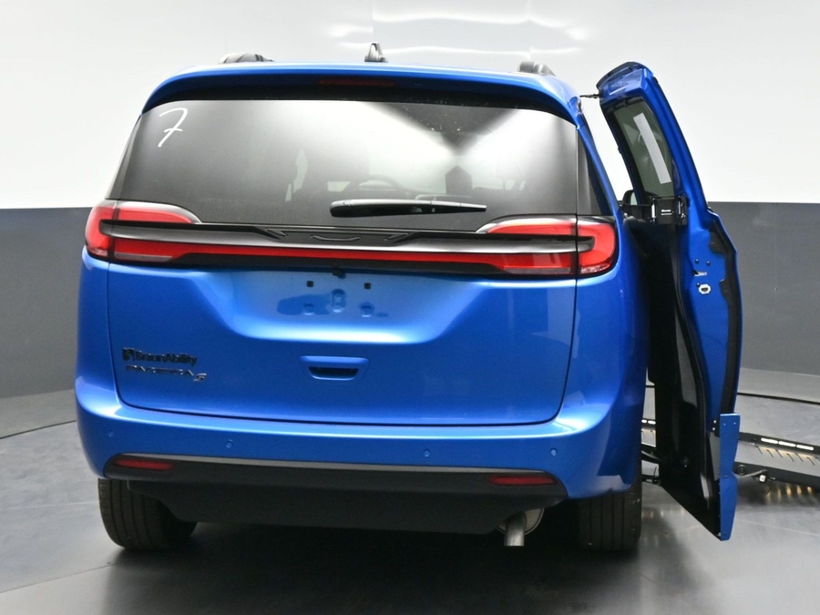 New 2027 Chrysler Pacifica Select Sport - BraunAbility Side Entry Fold Out Automatic Ramp