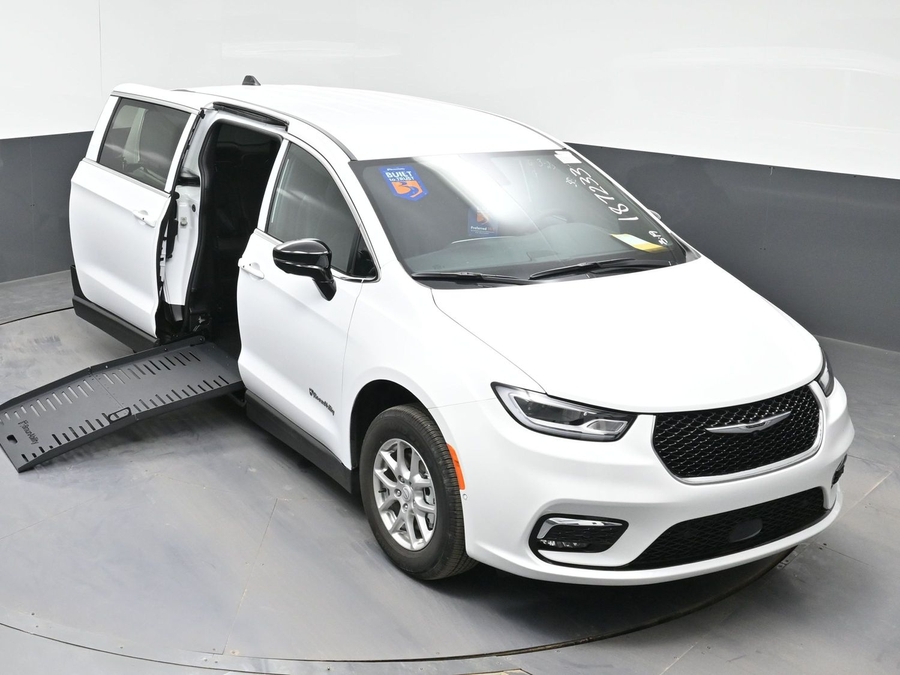 White Chrysler Pacifica image number 22