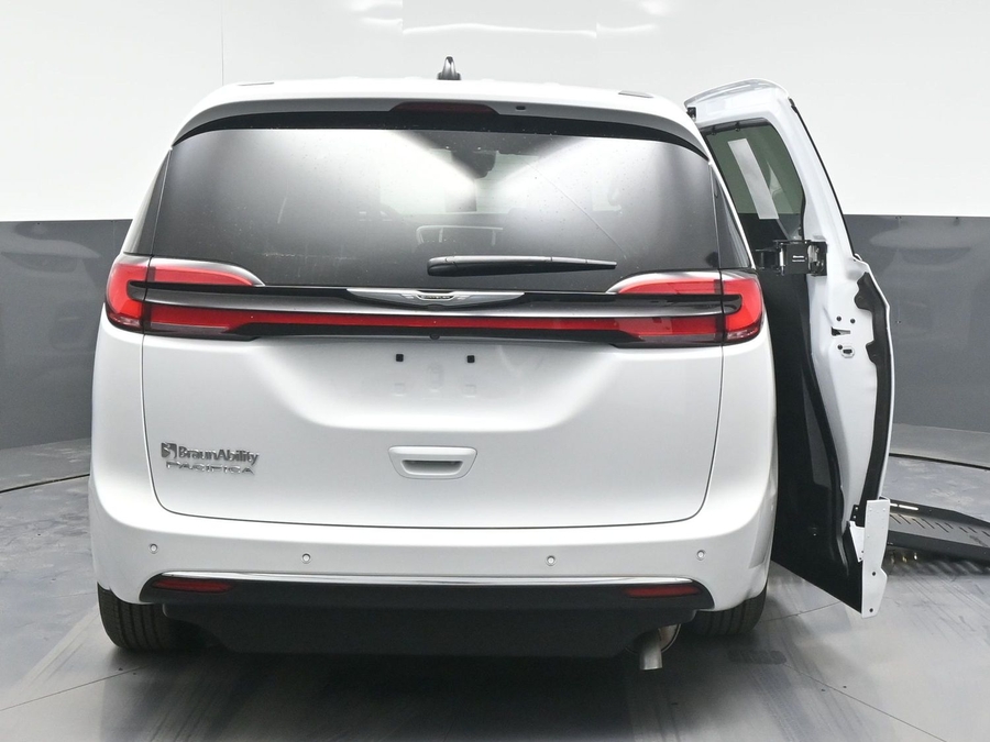 White Chrysler Pacifica image number 5