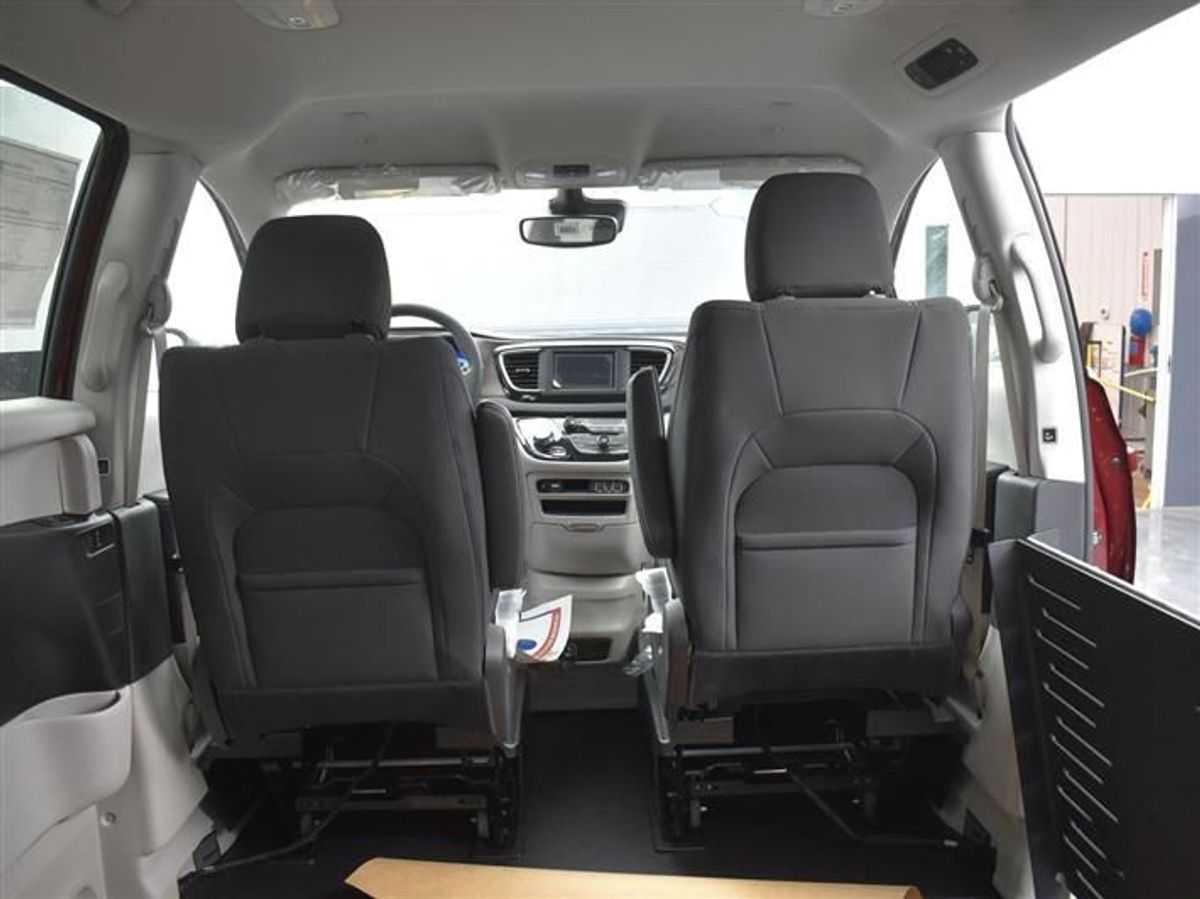 Red Chrysler Voyager image number 19