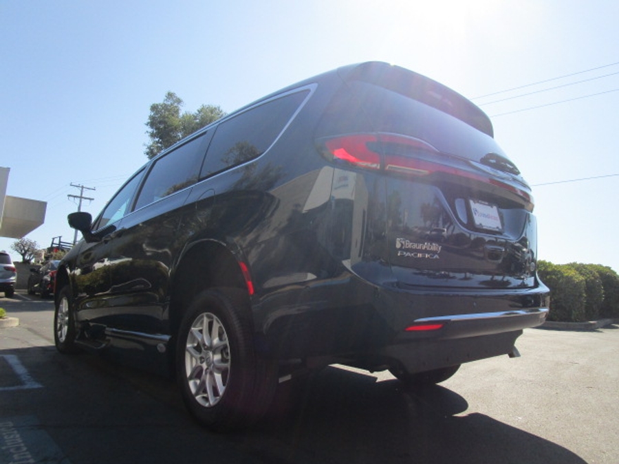 New 2025 Chrysler Pacifica Select Safety - BraunAbility Side Entry Entry In Floor Automatic Ramp