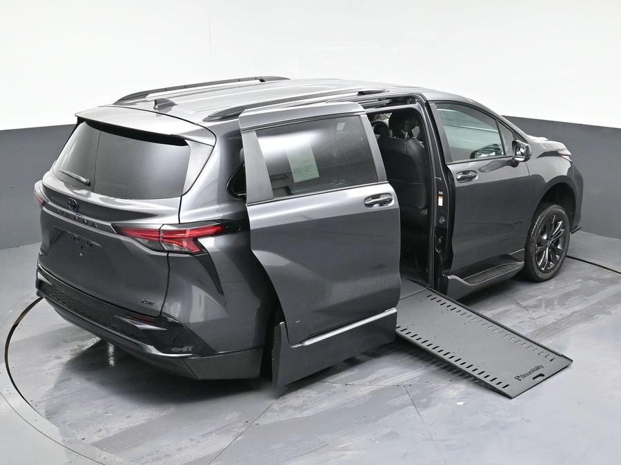New 2025 Toyota Sienna Hybrid XSE Sport - BraunAbility Side Entry Entry In Floor Automatic Ramp