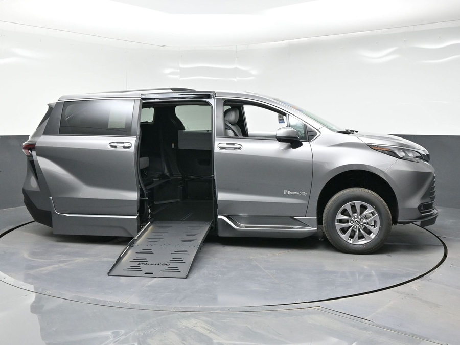 Grey Toyota Sienna image number 7