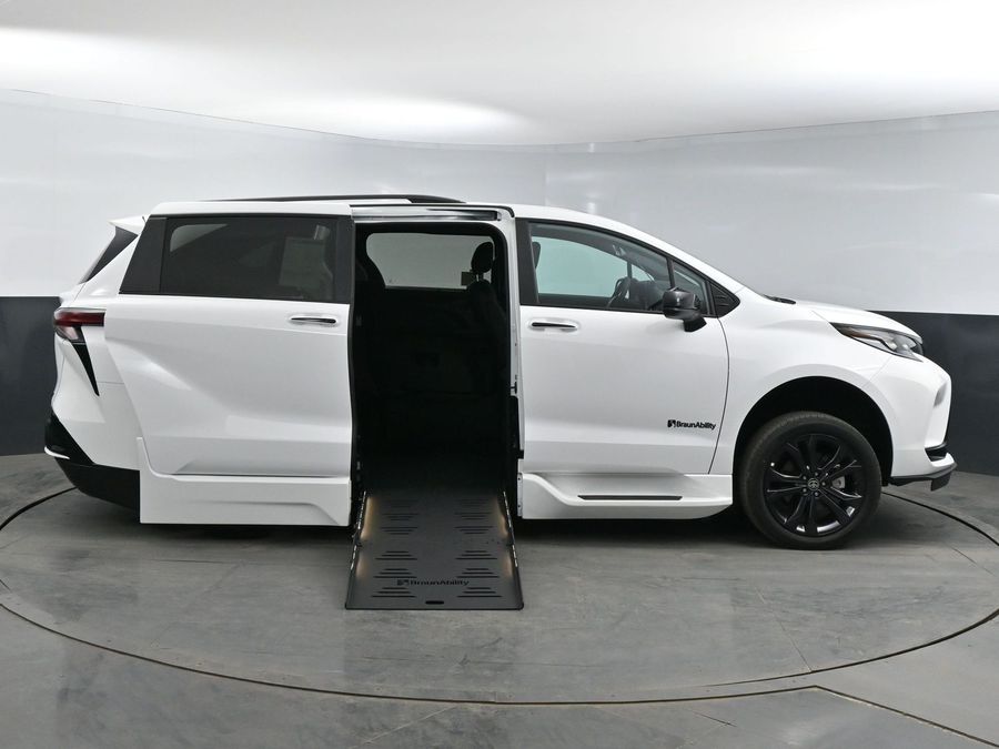 New 2025 Toyota Sienna Hybrid XSE Sport - BraunAbility Side Entry Entry Fold Out Automatic Ramp