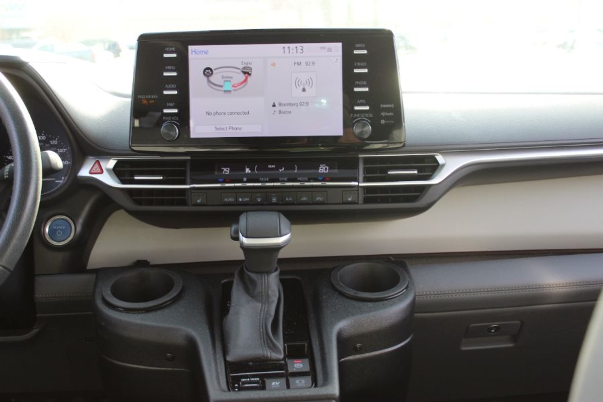 Black Toyota Sienna image number 17