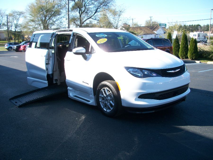White Chrysler Voyager image number 1