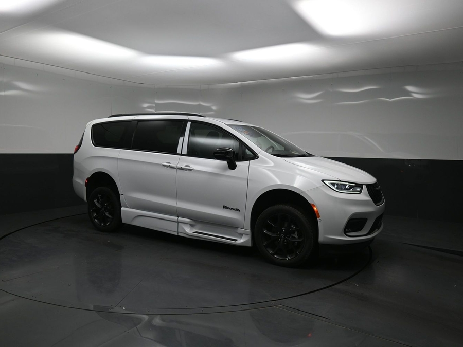 White Chrysler Pacifica image number 14