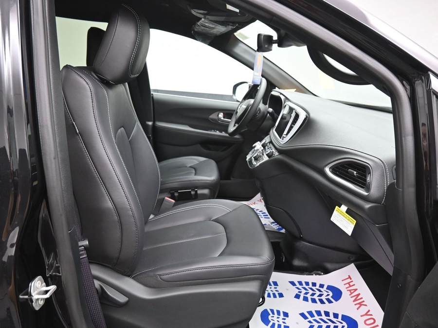 Black Chrysler Pacifica image number 2