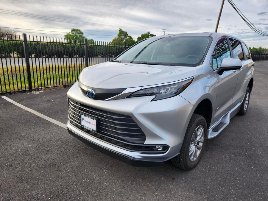 Used 2025 Toyota Sienna Hybrid XLE - BraunAbility Side Entry Entry Fold Out Automatic Ramp