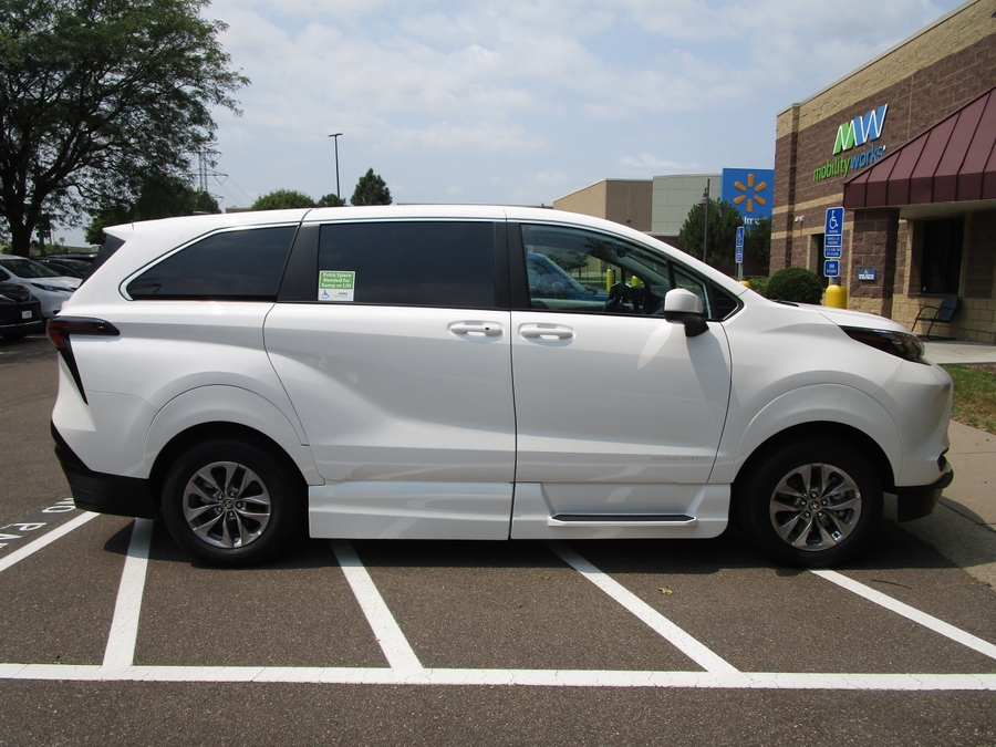 White Toyota Sienna image number 1