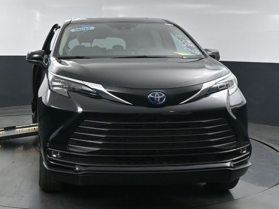 Black Toyota Sienna image number 1