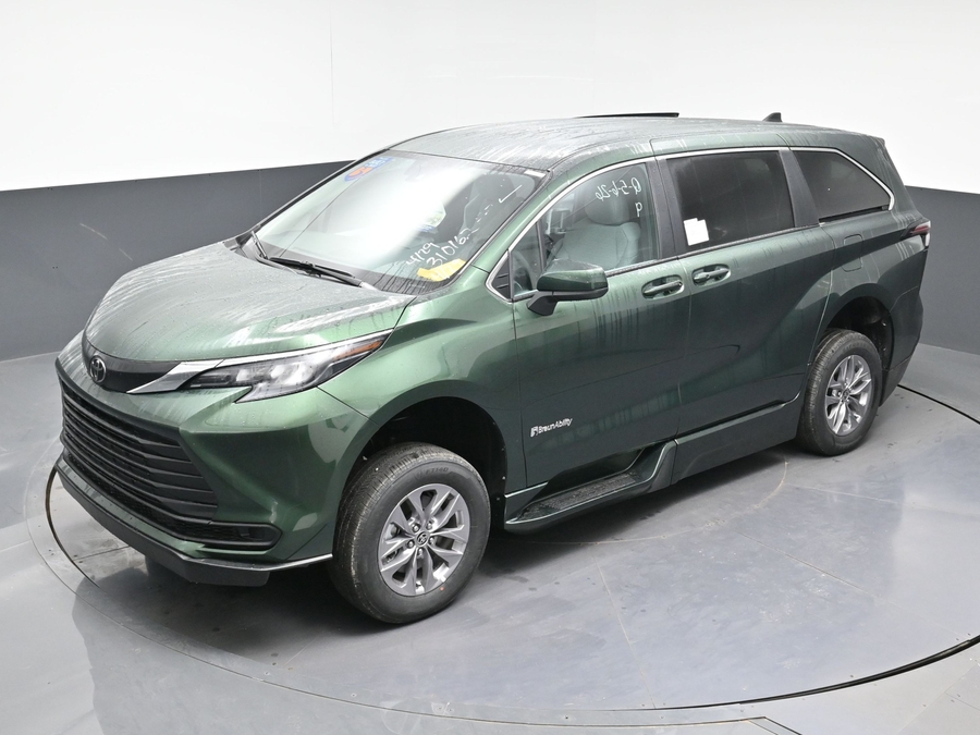 New 2026 Toyota Sienna Hybrid LE - BraunAbility Side Entry Fold Out Automatic Ramp