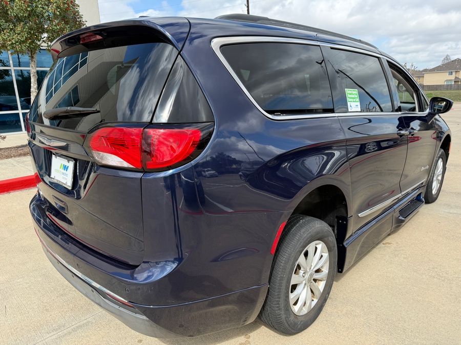 Blue Chrysler Pacifica image number 2
