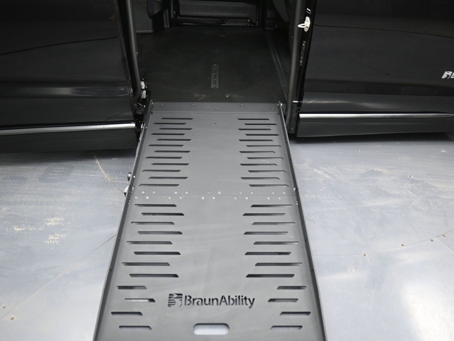 Black Chrysler Pacifica image number 14