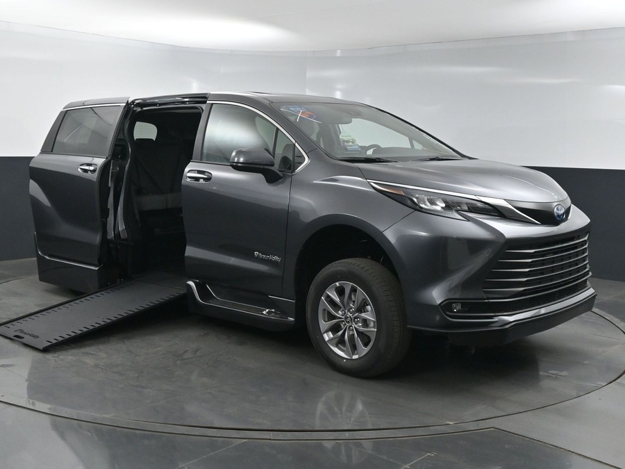 New 2025 Toyota Sienna Hybrid XLE Base - BraunAbility Side Entry Entry In Floor Automatic Ramp