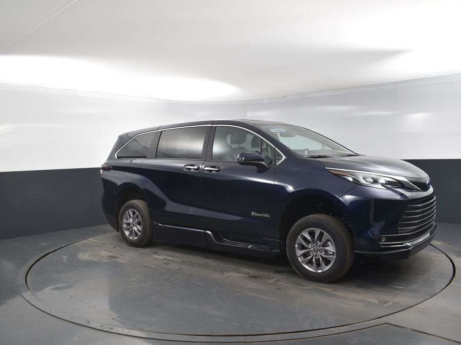 New 2025 Toyota Sienna Hybrid XLE Base - BraunAbility Side Entry Entry Fold Out Automatic Ramp