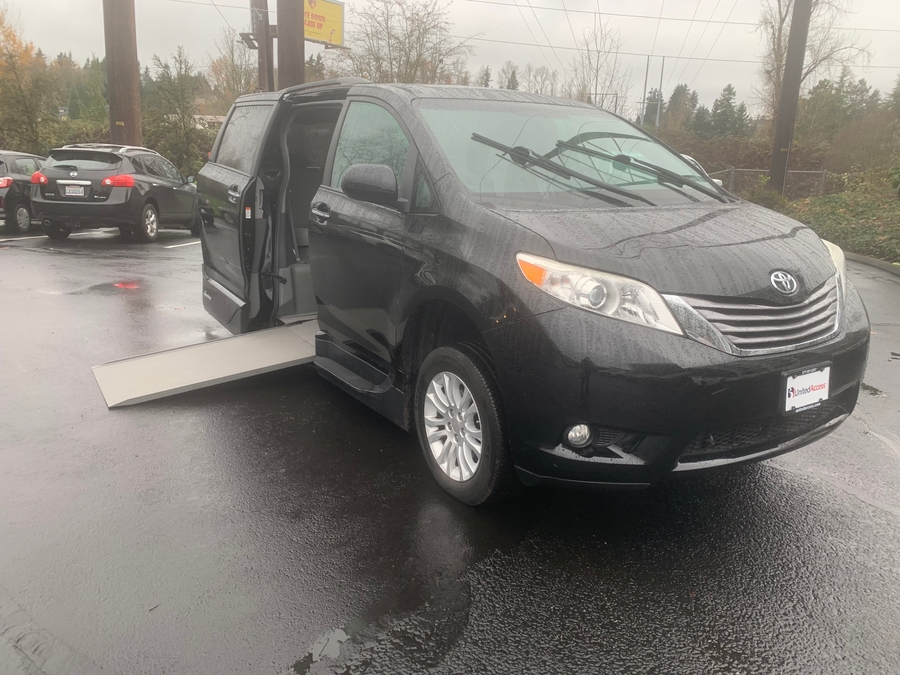 Used 2017 Toyota Sienna XLE Base - VMI Side Entry Entry In Floor Automatic Ramp