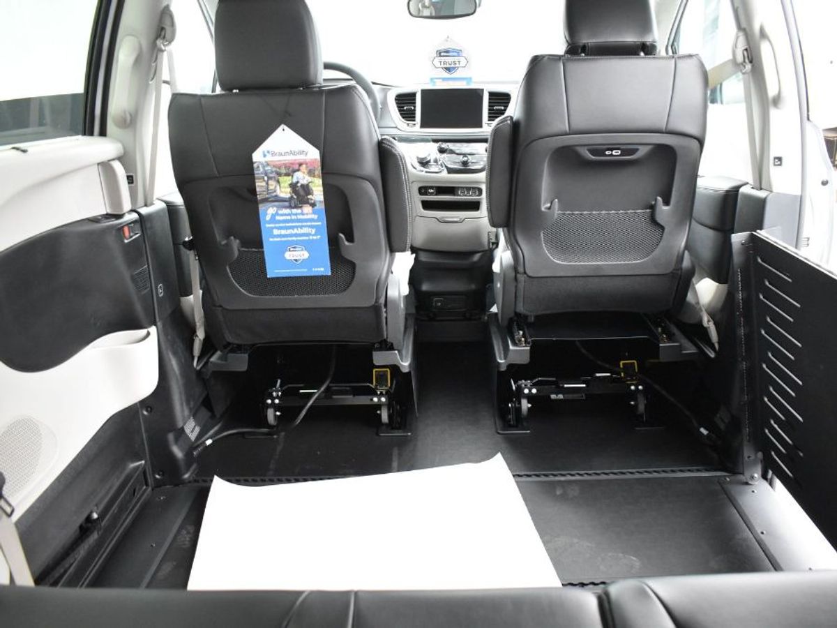 Silver Chrysler Pacifica image number 8