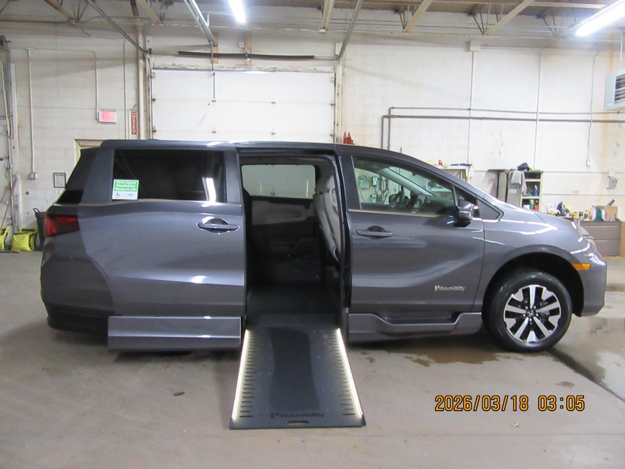 Grey Honda Odyssey image number 42