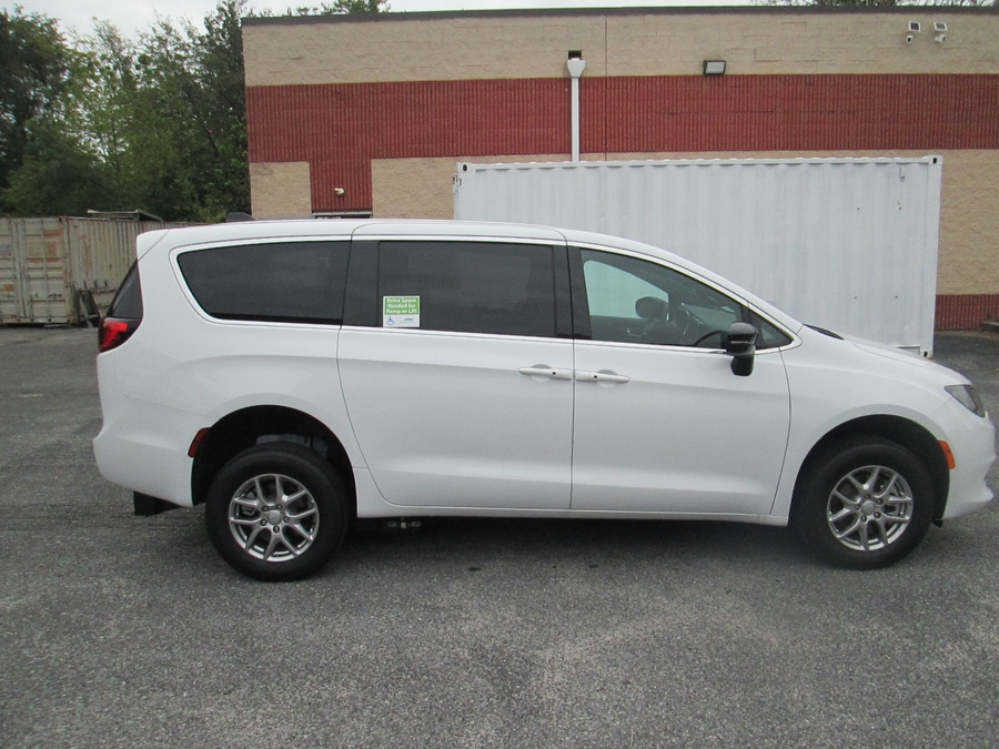 White Chrysler Pacifica image number 5