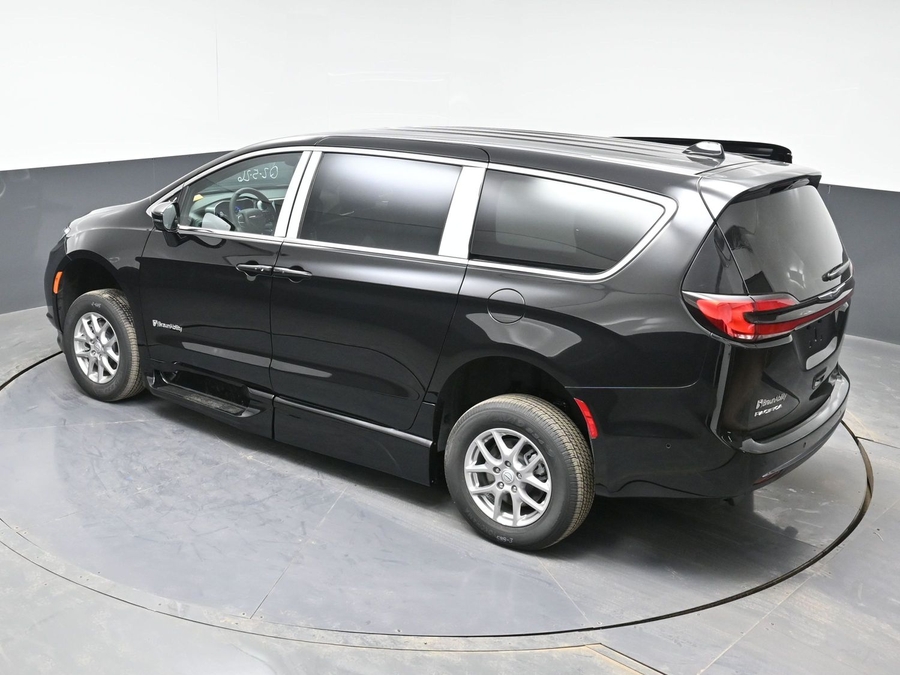 Black Chrysler Pacifica image number 24
