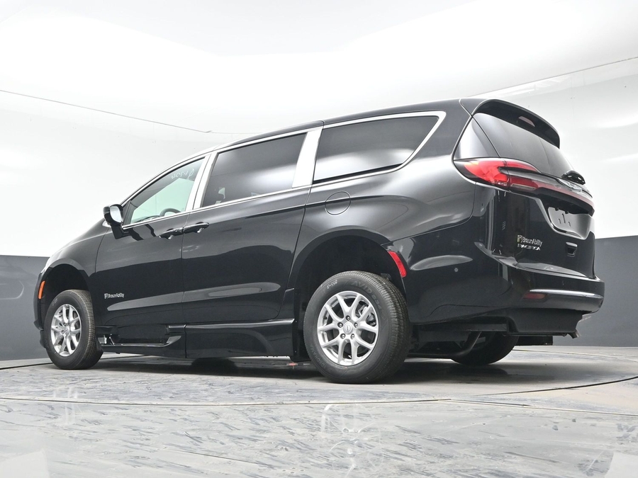 Black Chrysler Pacifica image number 20
