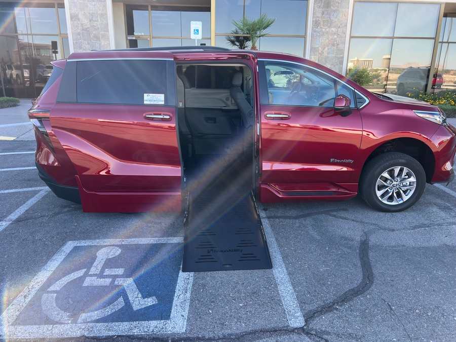 Used 2024 Toyota Sienna Hybrid XLE - BraunAbility Side Entry Entry Fold Out Automatic Ramp