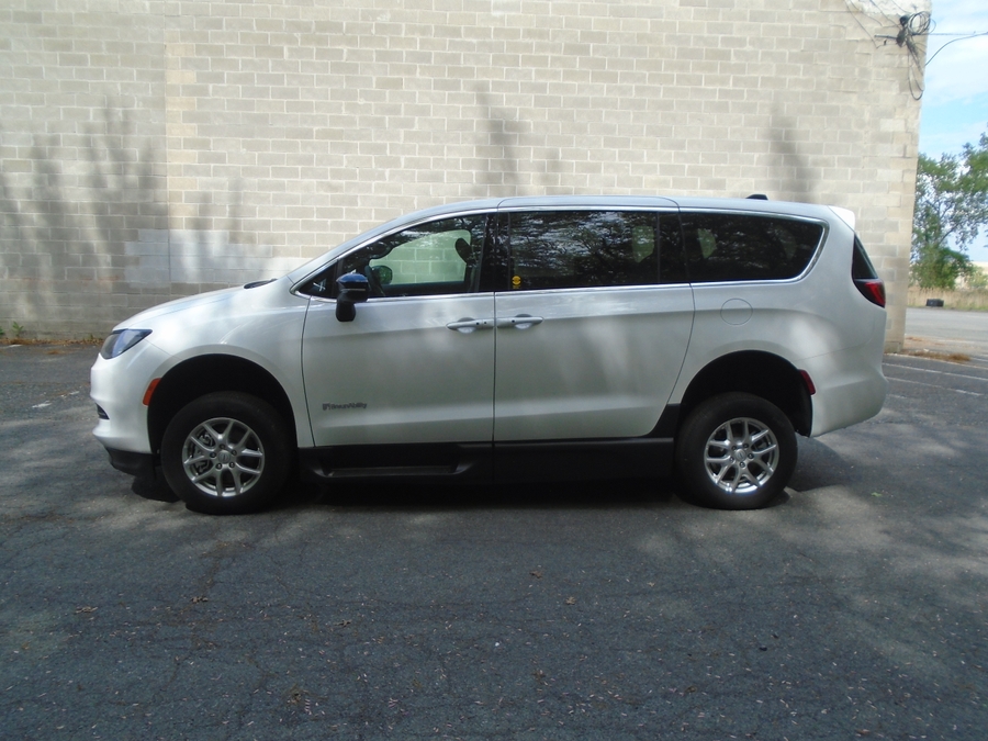 White Chrysler Voyager image number 13