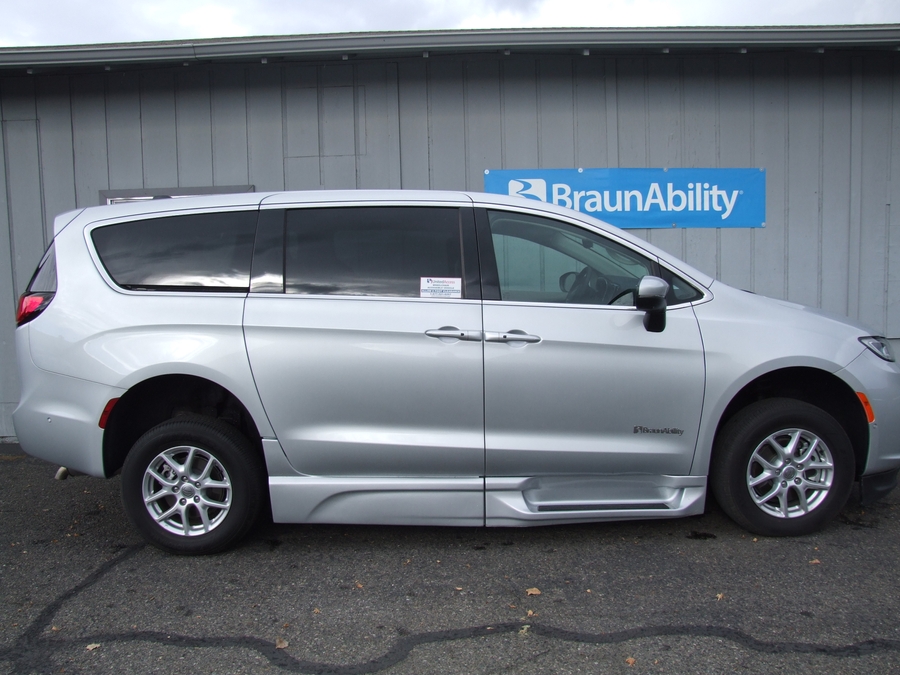Used 2023 Chrysler Pacifica Touring L - BraunAbility Side Entry Entry In Floor Automatic Ramp