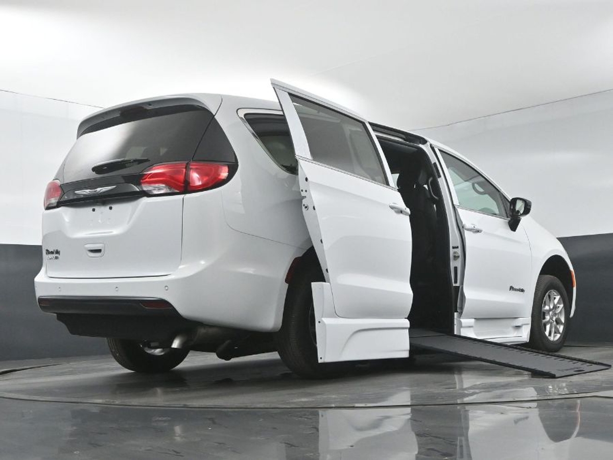 White Chrysler Voyager image number 20