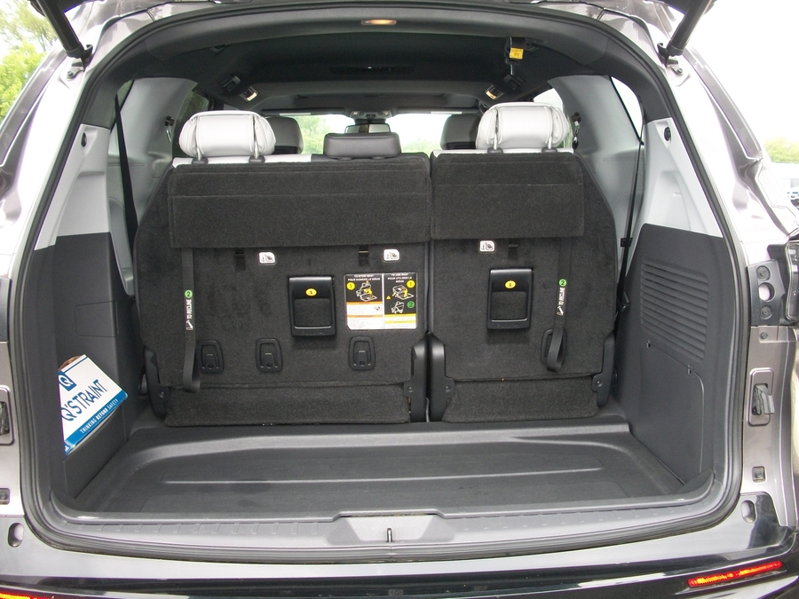 Grey Toyota Sienna image number 10