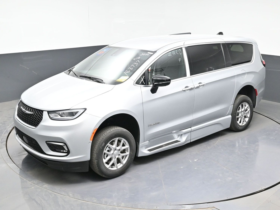 Silver Chrysler Pacifica image number 20