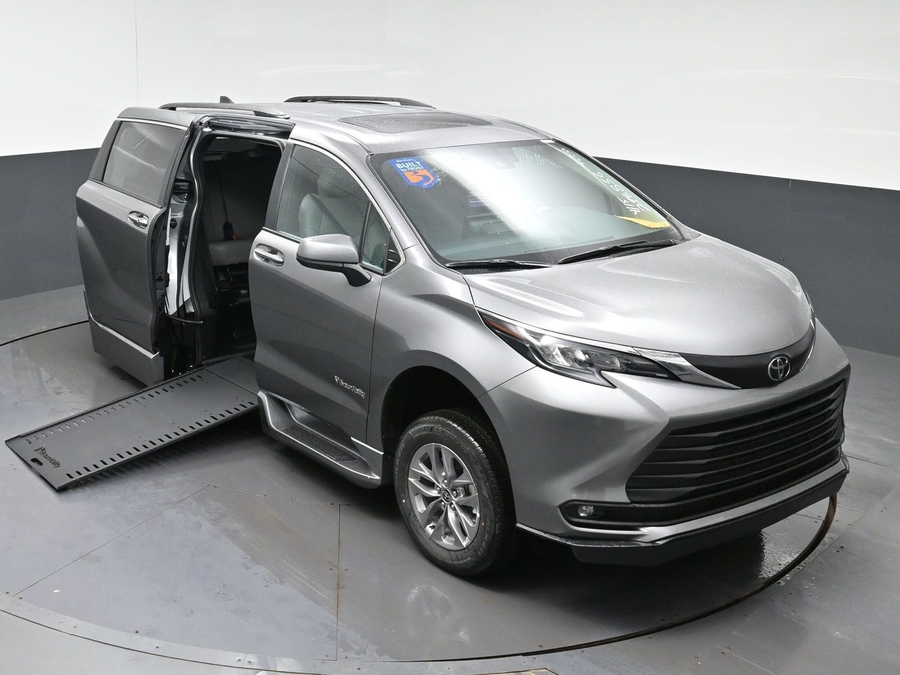 Grey Toyota Sienna image number 21