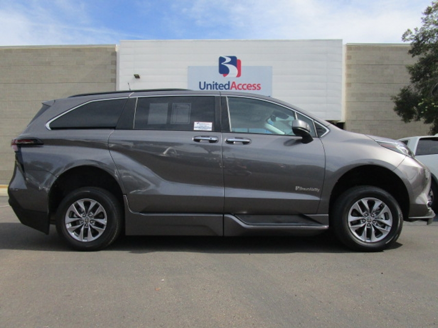 Used 2023 Toyota Sienna Hybrid XLE Base - BraunAbility Side Entry Entry In Floor Automatic Ramp